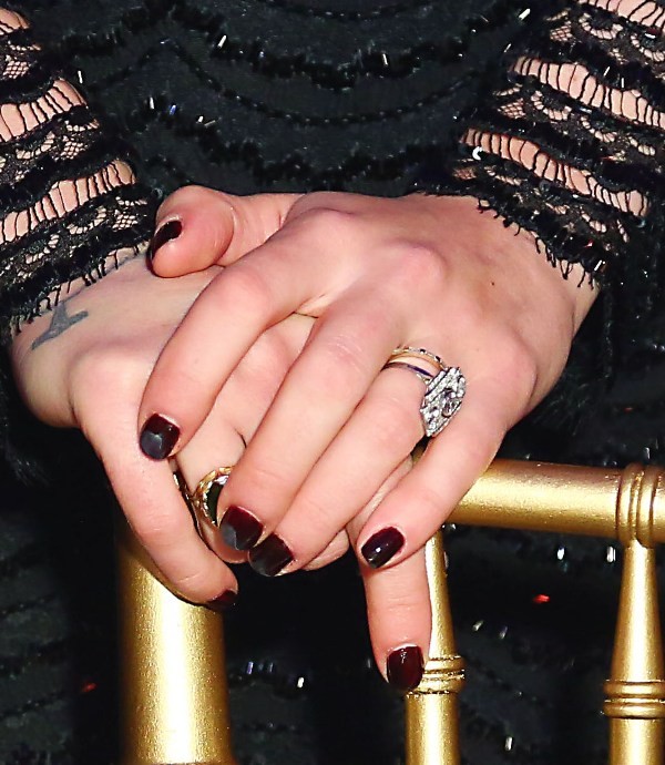 Dva prstene, jeden zásnubný a obrúčka 